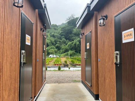 충북 옥천 프라이빗 캠핑장 에메랄드힐링캠핑관광농원 / 개별 화장실 샤워실 사진 14