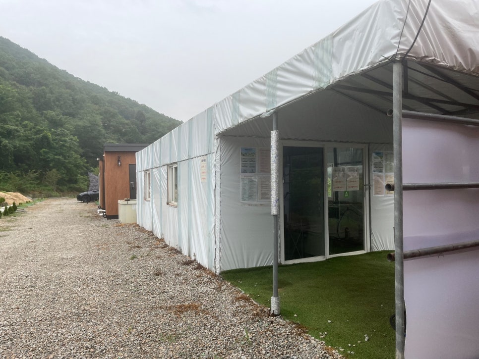충북 옥천 프라이빗 캠핑장 에메랄드힐링캠핑관광농원 / 개별 화장실 샤워실 사진 11