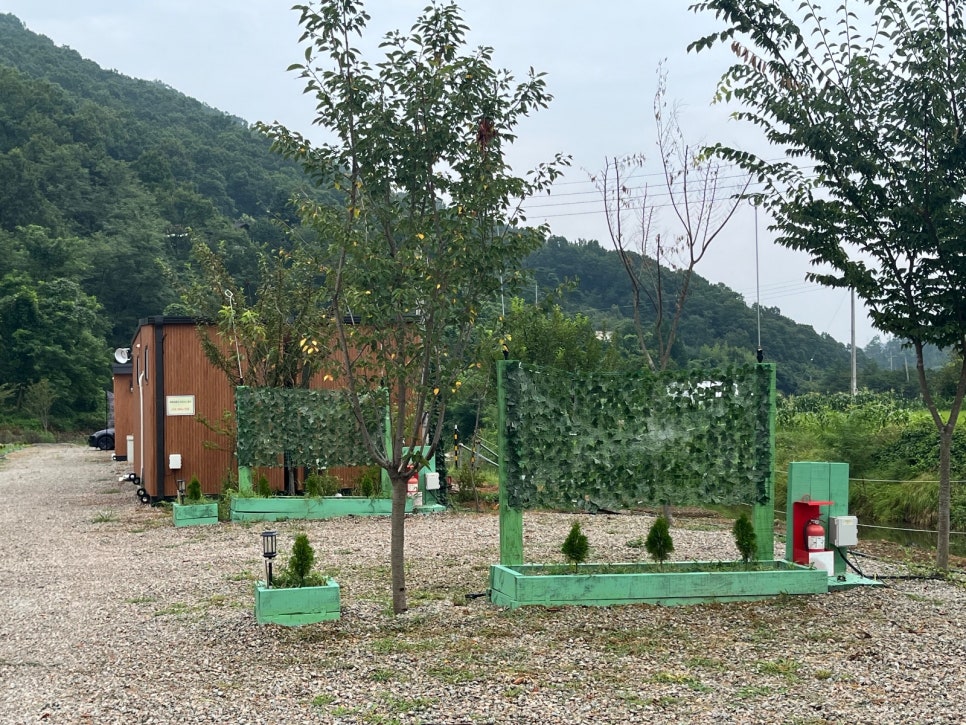 충북 옥천 프라이빗 캠핑장 에메랄드힐링캠핑관광농원 / 개별 화장실 샤워실 사진 36