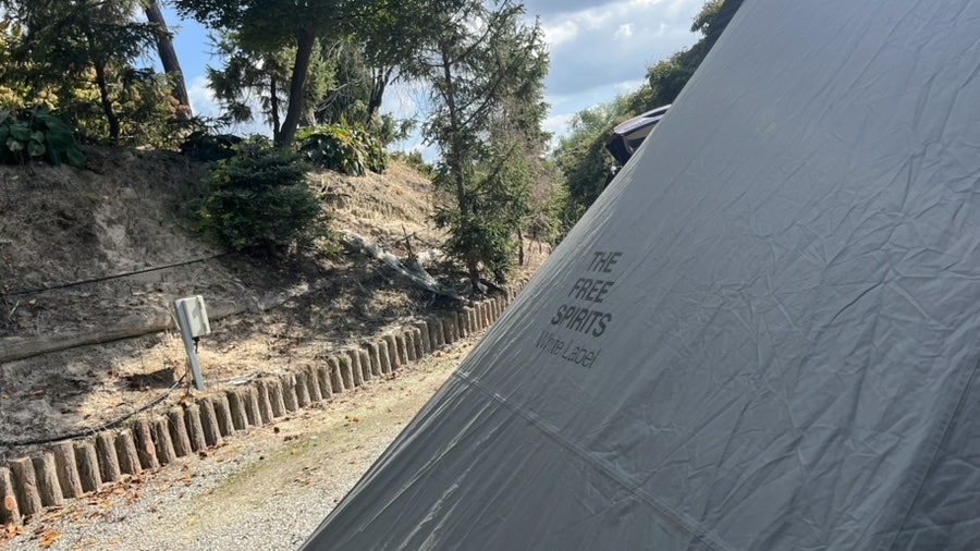 요토 플러스(YOTO PLUS) 텐트 후기 | 폴대 두 개로 혼자 피칭 사진 1