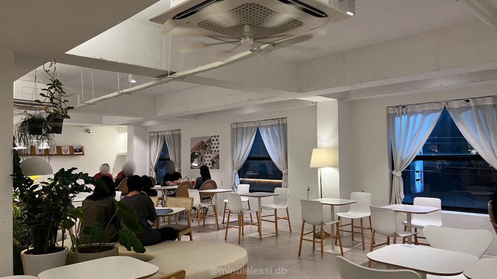 아주대 카페 온앤온 :: 팥 폭탄 팥빙수 :: 아주대 카공 넓은 카페 사진 10