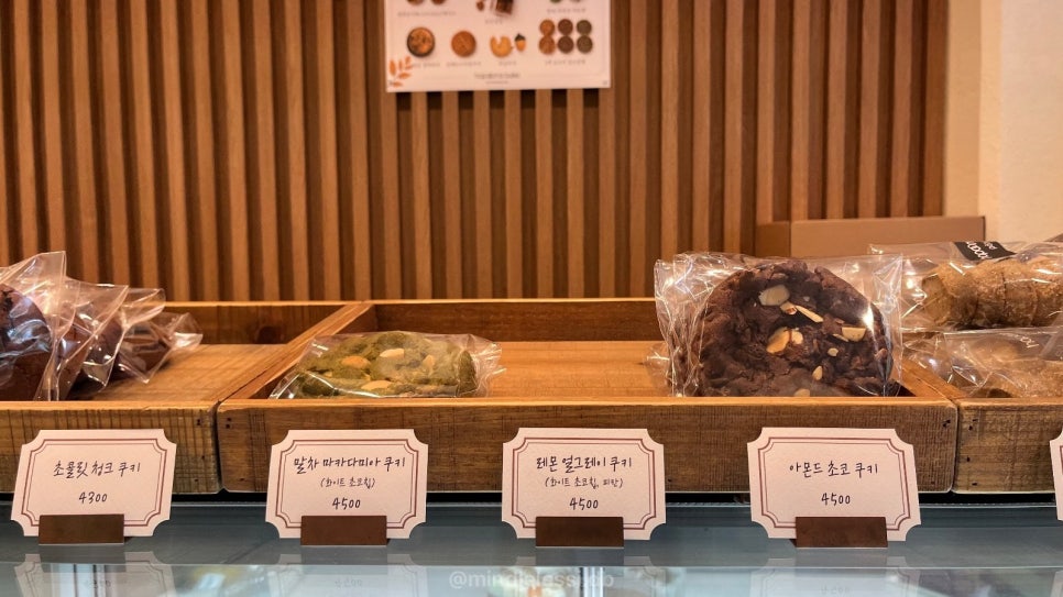 판교 휘낭시에 디저트 맛집 카페 하품스베이크 • 구움과자 선물 세트 포장 사진 16